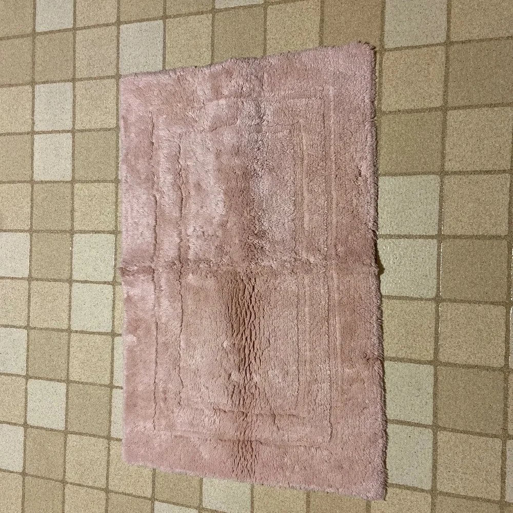 Bloomingdale’s Pink 100% Cotton Bath Rug; 22” x 34”; Very Soft; NWT